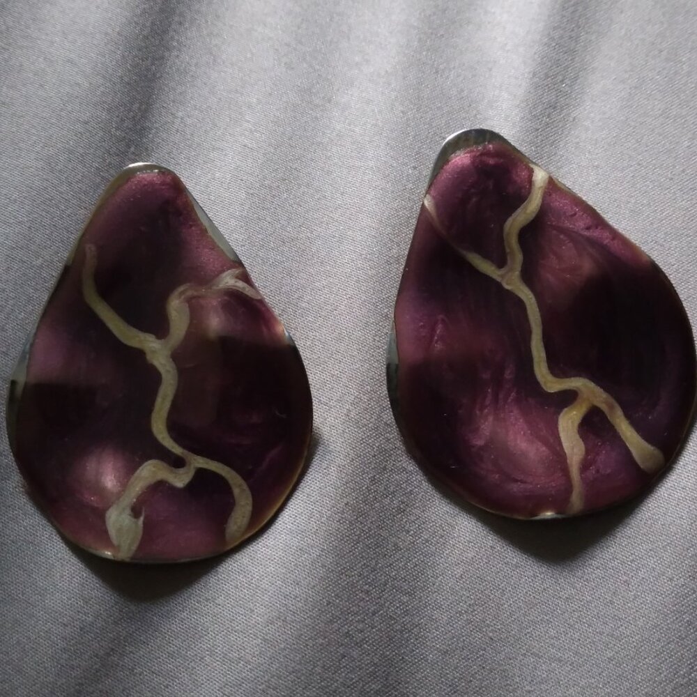 Red with gold vein detailed wavy earrings.